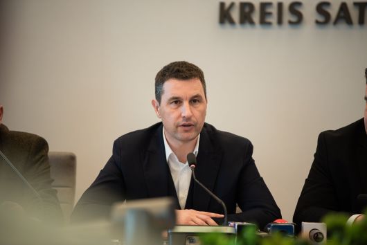 Tánczos Barna nyilatkozata a nulla szén-dioxid-kibocsátású gépjárművek zöld rendszámtáblával való megkülönböztetéséről Tánczos Barna nyilatkozata a nulla szén-dioxid-kibocsátású gépjárművek zöld rendszámtáblával való megkülönböztetéséről