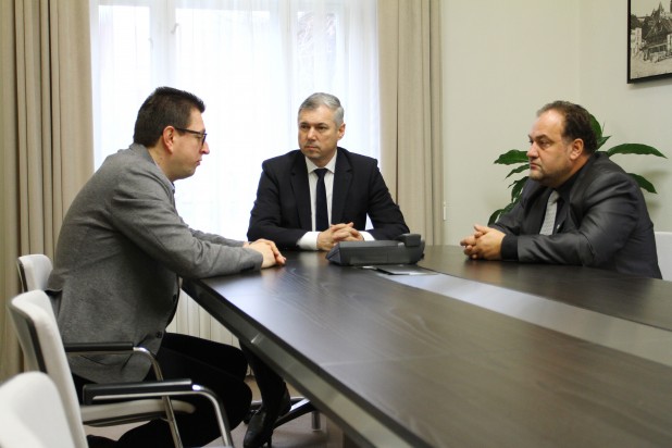 A magyar közösség ellen irányuló támadásokat együttes erővel kell kivédeni Bukarestben és a nemzetközi fórumokon – Marosvásárhelyen járt Vincze Loránt, a FUEN elnöke